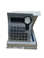  7 آلة حاسبة مكتبية مع قلم فاخر البنك العربي جديدة غير مستعملة.