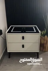  2 طاولة جانبية ذكية وعصرية    تصميم أنيق وحديث يناسب جميع الديكورات.  أبعاد مثالية: 50×40×46 سم