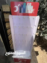  3 ستاندات اكسسوارات خلويه او اكسسوارات ثانيه معهم تعليقاتهم و في واحد منهم مضيئ