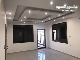  23 شقه ارضيه طابقيه مميزه للبيع او البدل
