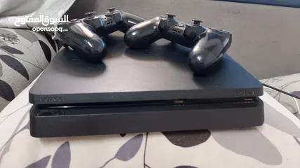  1 Playstation 4 slim 1tb  مع ايدتين اصليات