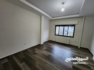  11 شقة أرضية فارغة للإيجار في الصويفية - ref: 14414