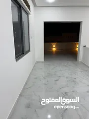  17 شقة ثالث مع روف مساحة 200م فاخرة و بأعلى المواصفات باجمل مناطق البنيات منطقة فلل قرب الحرية