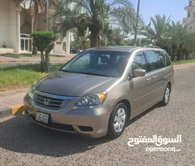  1 Honda Odyssey - 2010 Gold