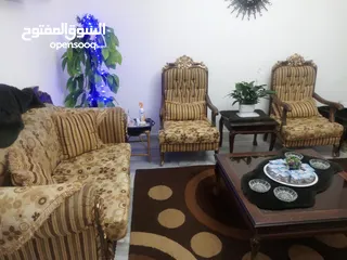  4 طقم كنب مع طرابيزات في حالة جيدة  عسلي وبني للتواصل الرجاء الاتصال على الرقم