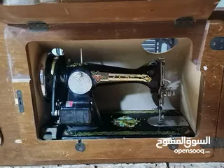  1 ماكنه خياطه تحفه اثريه قديمه عمرها اكثر من 60 سنة
