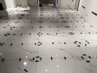  18 بليط وفني تركيب بديل الرخام وبديل الخشب
