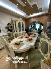  1 طقم سفرة كامل طاولة 8 كراسي مع خزانة فضية و 3 خزانات مع مراة للبيع من المالك