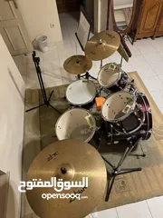  2 Drums PEARL بحالة الوكالة مع نحاسات Zildjian