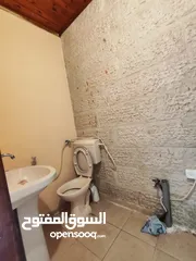  10 شقة صغيرة غير مفروشة مع ساحه للايجار في سطح مرحبا
