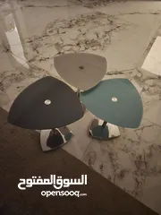  3 طقم طاولات لغرفة المعيشة اربع قطع بحالة ممتازة