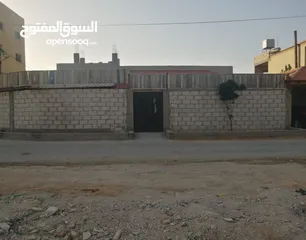  8 بيت للبيع مساحة الارض، الضليل 500 متر على شارعين ..