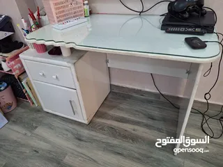  3 خزانه لاتيه بابين سحب  واطار زان مع مكتب خشب لاتيه  وكومدينة جرارين ومراية باضاءة