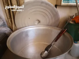  4 قدر طبخ كبير مع 3 مغارف مع طباخ غاز جميعهم بحالة جيدة