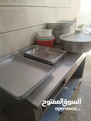  12 عدة مطعم مستعمل بحاله جيده للبيع بداعي السفر يوجد  متفرقات كثيره جاطات ستيل طناجر صواني ميزان