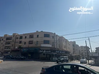  18 مجمع تجاري في وسط إربد عبارة عن محلات وشقق مع تسوية