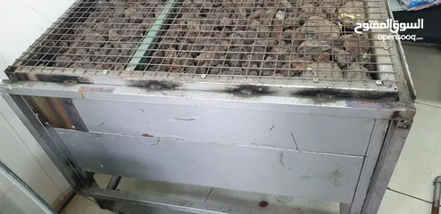  3 جرل شوي على الحجر