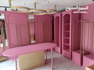  1 ديكور مركز تجاري مستخدم للبيع يحتوي على 24 قطعه مختلفة ما بين خزائن و جوارير و ستاندات عرض و مكتب