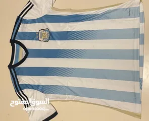  4 بلايز رياضيه كرة قدم جوده شبه جديد