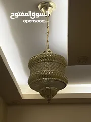  1 كنب لون خمري  طاولات طقم  لون ابيض 3  تيبل لامب 2  براويز 2  طاولة تلفزيون