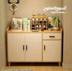  1 بوفيه ديكور عصري بتصميم خشبي أنيق وألوان حيادية تناسب جميع المساحات. سطح علوي مثالي للزينة أو ركن