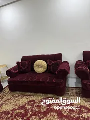  3 طقم كنب 9 مقاعد لون خمري مع سجادة بحالة ممتازة