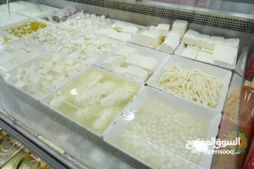  5 محل تجاري في موقع مميز وحيوي جدا للبيع