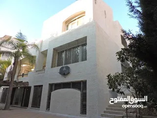  7 فيلا مستقلة للبيع خلدا العواجانيه على مساحة أرض دونم