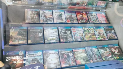  14 سيديات وألعاب بليستيشن 4 وثري مع توفر خدمة توصيل
