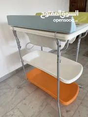  1 ستاند حمام مع فرشة غيار للأطفال
