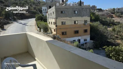  4 يتوفر لدينا شقة مع مخازن للبيع