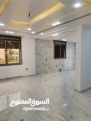  7 شقه طابق ارضي مدخل خاص وكراج خاص وساحه للبيع على شارع البترا شرق اربد مول قراند وكازيه الرجوب