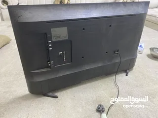  2 شاشه سامسونق للبيع شاشه كسوره فقط، اما باقي قطعها سليمه