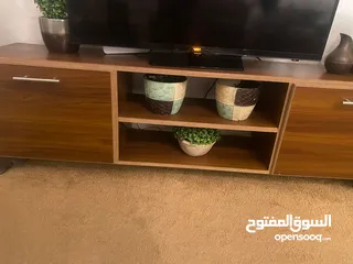  2 طاولة شاشه مع رفوف استعمال بسيط للبيع بسعر 15 دينار خاليه من اي عيوب الصور واضحه