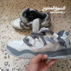  1 بوت كثير كثير مرتب البوت ما شاء الله احسن من هيك مفش البوت زي ما مبين بالصورة لون رمادي