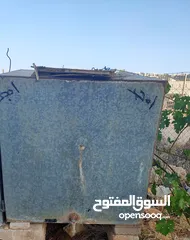  2 خزانين مي حديد واحد مترين حديد قديم ثقيل جدا ونظيف جدا وخزان حديد متر بحاجه للحام