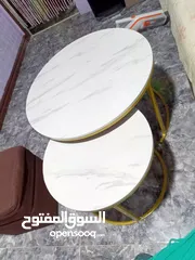  6 طقم طاولات وسط شكل دائري ابيض ماربل و هيكل معدني ذهبي مكونة من طاولتين بشكل عصري و رائع و