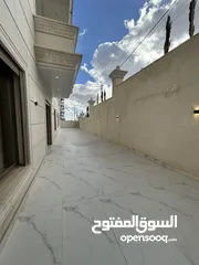  10 شقة طابقية شبه ارضي مع ترس مساحة داخلية 248 متر ومساحة ترس 100 متر باجمل مناطق الجبيهة