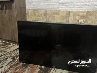  1 شاشه LG مكسوره ممكن بسعر شوي تواصل عل واتس