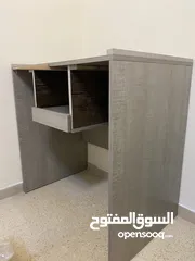  4 طاولة خشبية