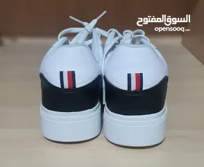  11 حذاء تومي هيلفيغر ابيض واسود