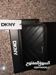  4 محفظة DKnY نسائية