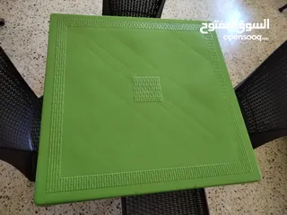  3 طاوله صغيره مع 4 كراسي
