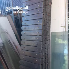  2 دربزين سور خارجي مع باب كراج حديد وخشب من الجهتين