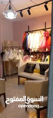  4 محل ملابس  سهره ستاتي واطفال مع مخيطه للبيع بكافه معداتها للبيع