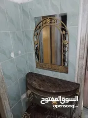  1 طاولة مع مراية حديد للبيع بداعي السفر