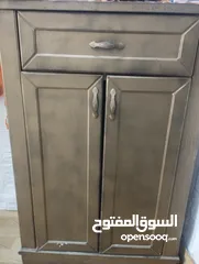  1 خزانة خشبية
