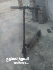  1 سكوتر كهربائي