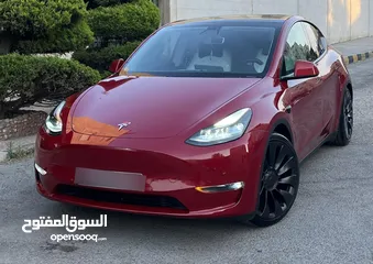  1 تيسلا Y 2022 performance لون خمري مميزة داخلي ابيض الاداء العالي دفع رباعي وبسعر مغري جداً جمرك جديد