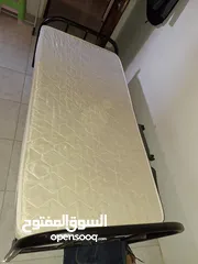  4 سريرين حديد شبه الجديد ومرتبة ضغط عالي جديدة